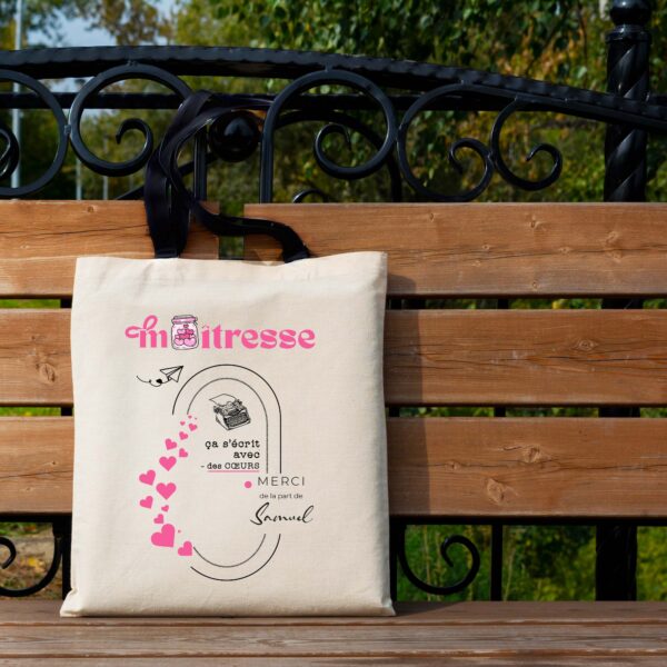 Cadeau maîtresse s'écrit avec des cœurs à personnaliser