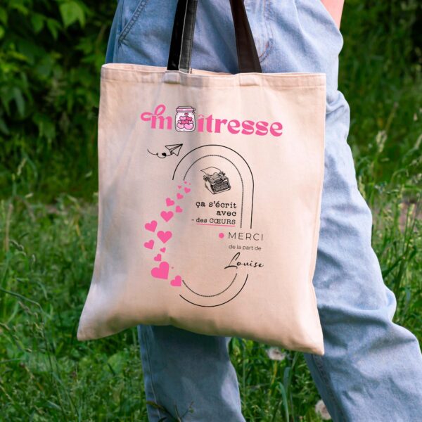 Cadeau maîtresse s'écrit avec des cœurs à personnaliser